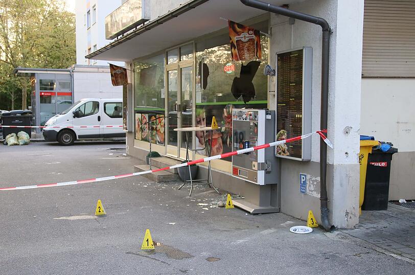 In der Nacht zum Mittwoch wurde ein Anschlag auf einen Döner-Imbiss verübt.