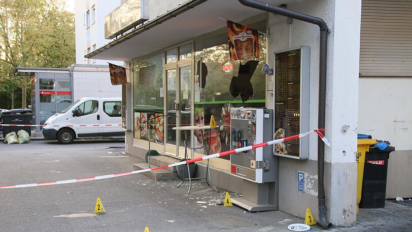 In der Nacht zum Mittwoch wurde ein Anschlag auf einen Döner-Imbiss verübt. In der Nacht zum Mittwoch wurde ein Anschlag auf einen Döner-Imbiss verübt.