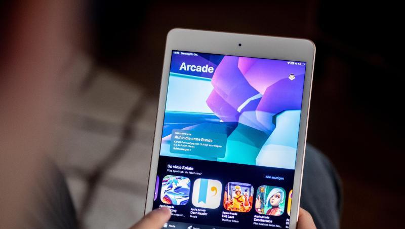 Ein Mann benutzt den Spiele-Abo-Dienst Apple Arcade auf einem iPad. Ein Mann benutzt den Spiele-Abo-Dienst Apple Arcade auf einem iPad.