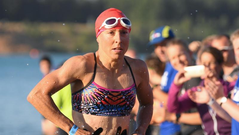 Anne Haug aus Deutschland kommt bei der Ironman Europameisterschaft nach dem Schwimmen im Langener Waldsee aus dem Wasser.
