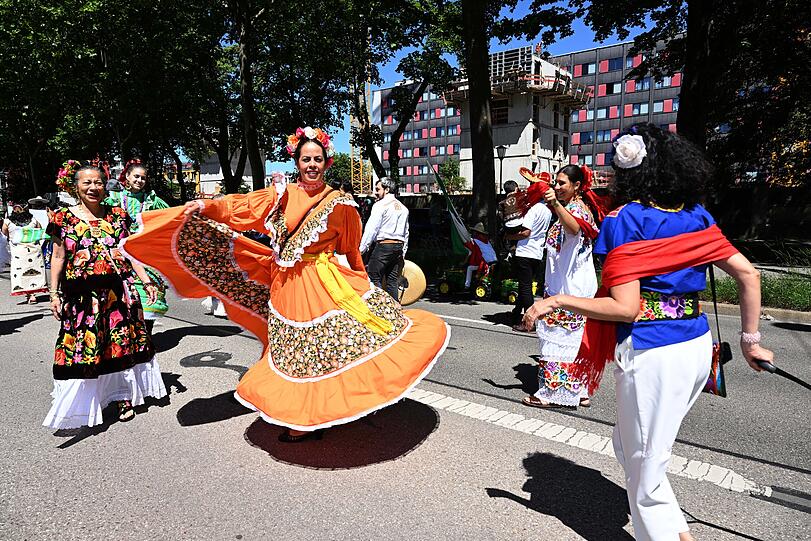 Eine Teilnehmerin tanzt bei der Parade im Rahmen des Festivals des Spiels, des Sports und der Kunst zum 50-jährigen Jubiläum der Olympischen Spiele in München.