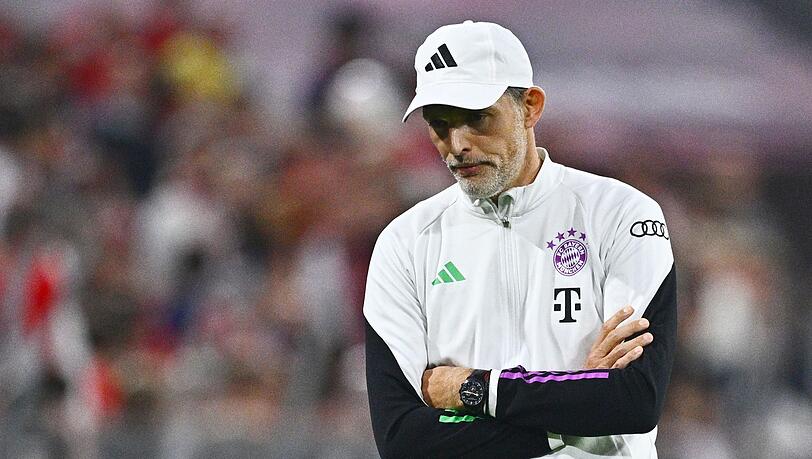Münchens Trainer Thomas Tuchel schaut mit verschränkten Armen zum Boden.