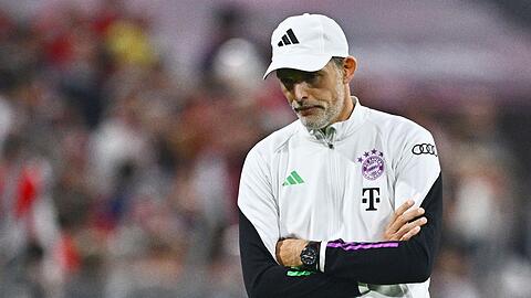 Münchens Trainer Thomas Tuchel schaut mit verschränkten Armen zum Boden.