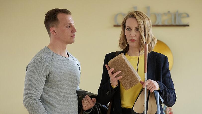 "Die Heiland - Wir sind Anwalt: Der Stalker": Romy Heiland (Christina Athenstädt) ermittelt zusammen mit Ringo Holländer (Tim Kalkhof) in einem Yoga-Studio.
