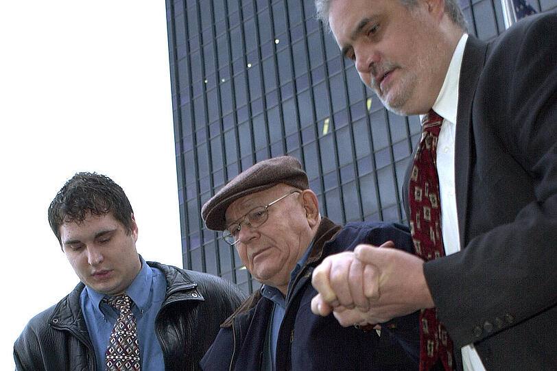 Der gebürtige Ukrainer Iwan Demjanjuk auf einem Bild aus dem Jahr 2005. Hier wird er zu einem Gerichtstermin in Cleveland (US-Staat Ohio) gebracht