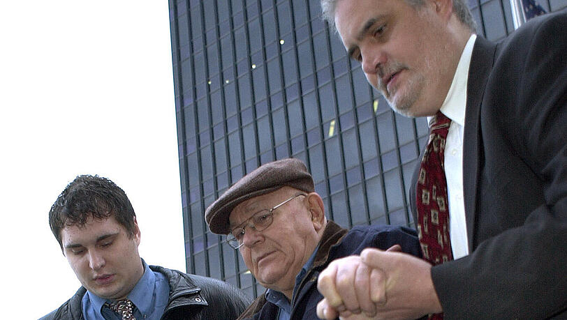 Der gebürtige Ukrainer Iwan Demjanjuk auf einem Bild aus dem Jahr 2005. Hier wird er zu einem Gerichtstermin in Cleveland (US-Staat Ohio) gebracht Der gebürtige Ukrainer Iwan Demjanjuk auf einem Bild aus dem Jahr 2005. Hier wird er zu einem Gerichtstermin in Cleveland (US-Staat Ohio) gebracht