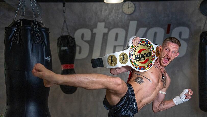 "Es ist ein großes Kapitel, das ich abschließe", sagt Thaibox-Superstar Pascal Schroth, der mit 31 Jahren die Karriere beendet.