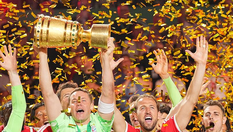 Der FC Bayern hofft mit Kapitän Manuel Neuer (l) und Torjäger Harry Kane (r) auf eine Wiederholung ihres DFB-Pokal-Erfolgs. Der FC Bayern hofft mit Kapitän Manuel Neuer (l) und Torjäger Harry Kane (r) auf eine Wiederholung ihres DFB-Pokal-Erfolgs.