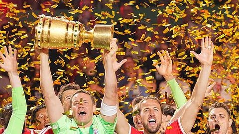 Der FC Bayern hofft mit Kapit&auml;n Manuel Neuer (l) und Torj&auml;ger Harry Kane (r) auf eine Wiederholung ihres DFB-Pokal-Erfolgs.