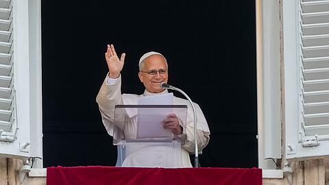 Zehntausende jubelten dem &auml;u&szlig;erliche fit wirkenden Papst vom Petersplatz aus zu.