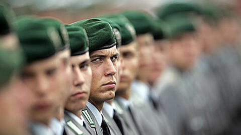 Bundeswehrsoldaten: Die Truppe soll auf höchstens 185.000 Mann schrumpfen.