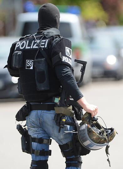 Amok-Alarm an der Lindenschule im bayerischen Memmingen: Nachdem 280 Schüler und ihre Lehrer sich Dienstagmittag nach Schussgeräuschen in den Klassenzimmern eingeschlossen hatten, werden die Schüler mit einem Bus von der Schule weggefahren. Die Polizei durchsucht das Gebäude und fahndet nach einem Achtklässler, der nach Zeugenaussagen mit zwei Waffen hantiert haben soll. Ein Schuss soll gefallen, aber niemand verletzt worden sein.