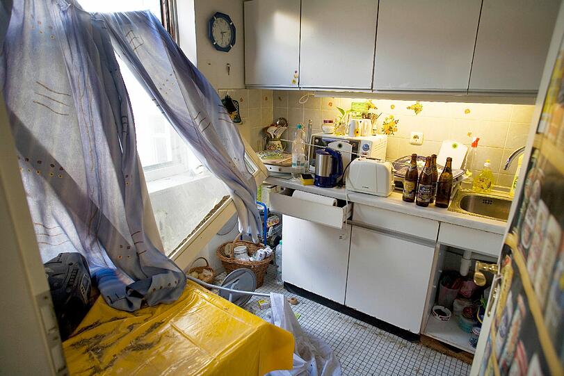 In der Küche von Helga Kaiser hat die Druckwelle das Fenster herausgerissen. Stundenlang hat sie den Ruß weggeputzt.
