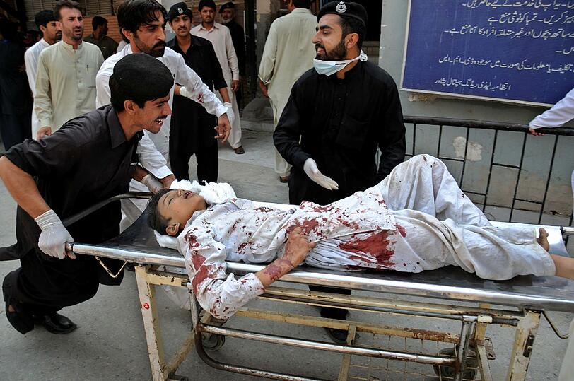 Viele Verletzte und Tote nach einem Anschlag auf einen Markt nahe Peshawar im Nordwesten Pakistans. Foto: Arshad Arbab
