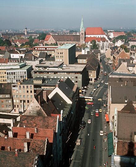 In AUGSBURG sieht die Lage besser aus. Das liege auch daran, dass viele Studenten pendelten oder noch zu Hause wohnten, erklärt ein Sprecher des örtlichen Studentenwerks. Die Warteliste für einen der rund 2300 Wohnheimplätze sei mit aktuell rund 900 Bewerbern zwar etwas länger als im Vorjahr. Nach der Erfahrung der letzten Jahre stünden aber ein Drittel noch auf der Liste, obwohl sie bereits eine Wohnung gefunden haben. Auch die fränkischen Uni-Städte haben mit einem Ansturm zu kämpfen.
