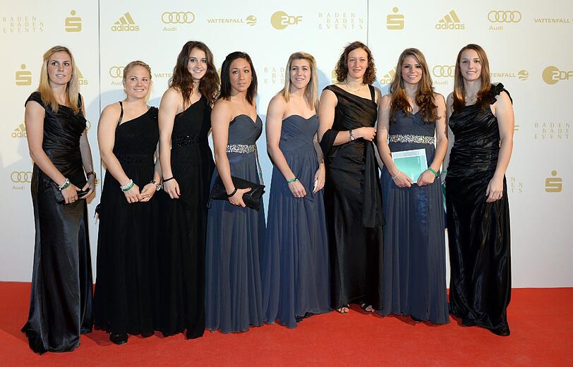 Die Spielerinnen der deutschen Fußballnationalmannschaft Svenja Huth (l-r), Leonie Maier, Sarah Däbbritz, Nadine Keßler, Luisa Wensing, Almuth Schult, Melanie Leupolz und Laura Benkart.