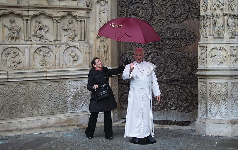 Die Wachsfigur von Papst Franzikus wurde vor der Kathdrale Notre-Dame in Paris der Öffentlichkeit präsentiert