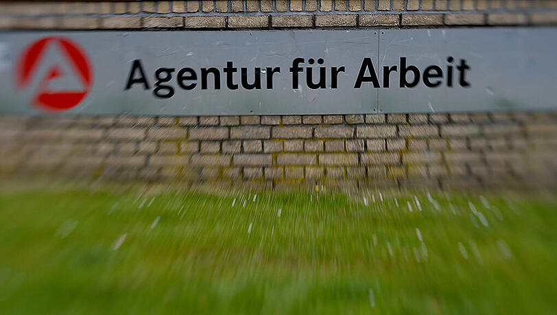 Die Rente mit 63 nutzen nach Erkenntnissen der Bundesagentur für Arbeit vor allem Fachkräfte und Spezialisten. Die Rente mit 63 nutzen nach Erkenntnissen der Bundesagentur für Arbeit vor allem Fachkräfte und Spezialisten.