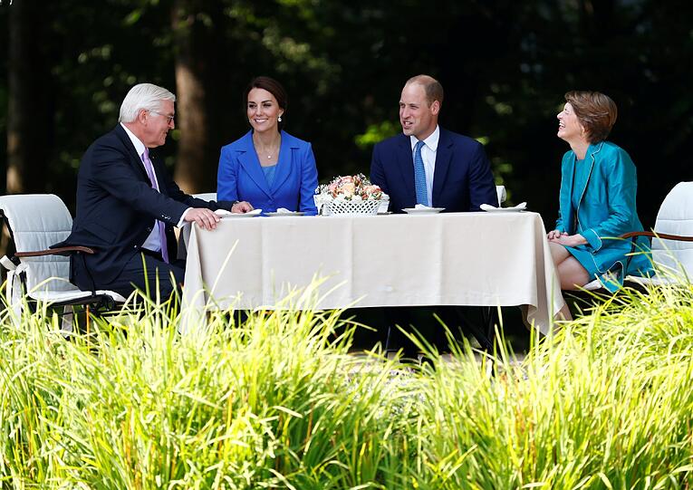 Bundespräsident Frank-Walter Steinmeier und seine Frau Elke Büdenbender unterhalten sich mit dem britischen Prinzen William und seiner Frau, Herzogin Kate, im Garten von Schloss Bellevue.