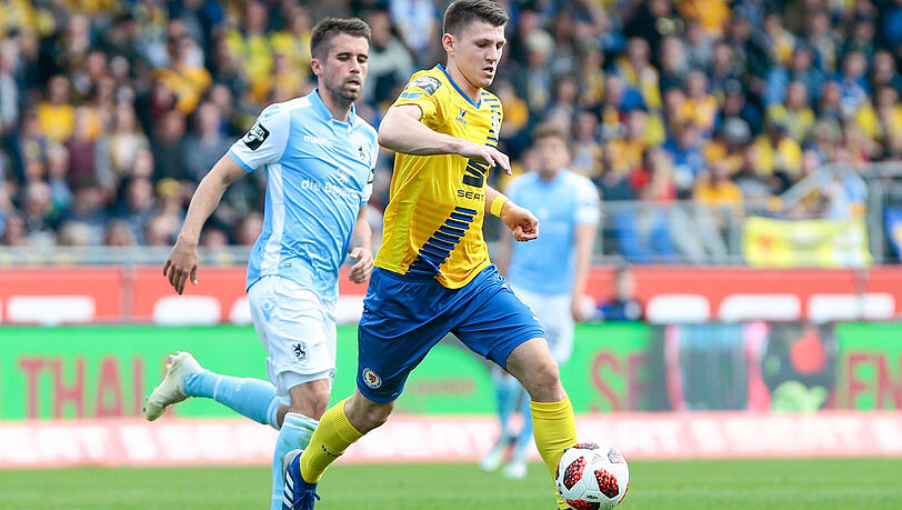 Im Fokus: Robin Becker (re.) von Eintracht Braunschweig nach dem Spiel gegen den TSV 1860. Im Fokus: Robin Becker (re.) von Eintracht Braunschweig nach dem Spiel gegen den TSV 1860.