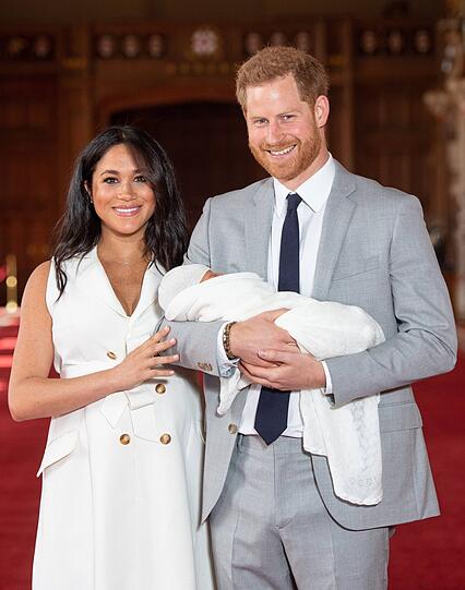 Stolze Eltern: Prinz Harry und Herzogin Meghan mit ihrem Baby, das am Montag auf die Welt gekommen ist. Es heißt Archie.