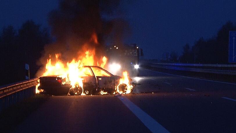 Auf der A3 ist nach einem skurrilen Unfall ein Auto in Brand geraten. (Symbolbild) Auf der A3 ist nach einem skurrilen Unfall ein Auto in Brand geraten. (Symbolbild)