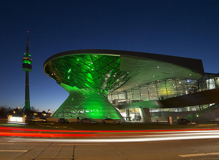 Der BMW-Welt steht das "Greening" zum St. Patrick's Day auf jeden Fall gut.
