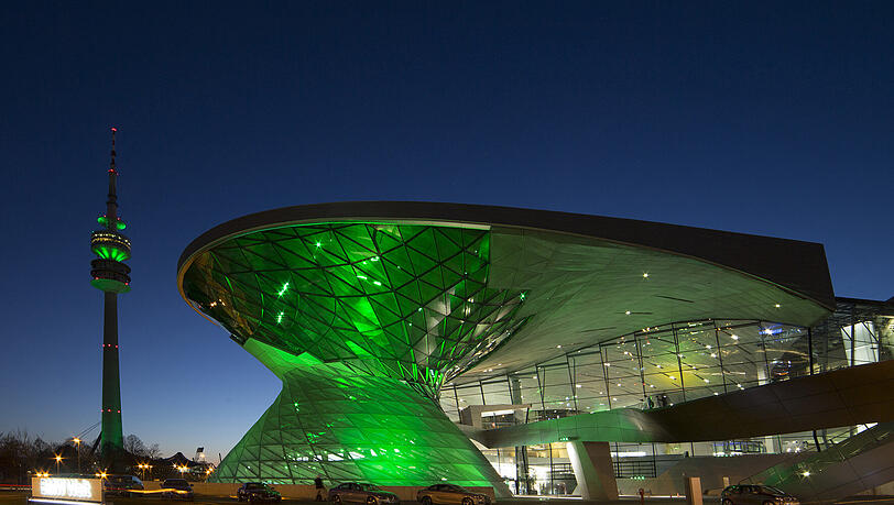 Der BMW-Welt steht das "Greening" zum St. Patrick's Day auf jeden Fall gut. Der BMW-Welt steht das "Greening" zum St. Patrick's Day auf jeden Fall gut.