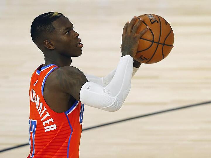 Dennis Schröder, Spieler bei den Oklahoma City Thunder, setzt zum Wurf an.