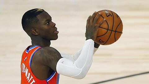 Dennis Schröder, Spieler bei den Oklahoma City Thunder, setzt zum Wurf an.