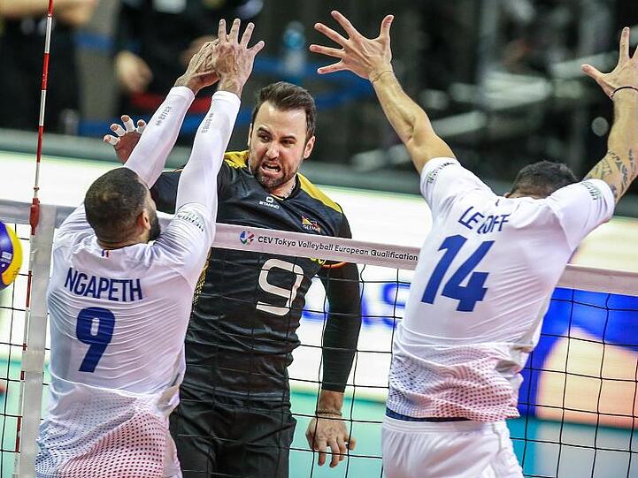 Ein starker Georg Grozer (M) reichte den deutschen Volleyballern nicht.