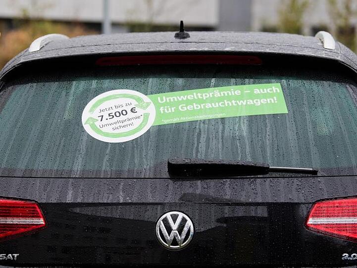 Bis zu 7500 Euro "Umweltprämie" werden im Heckfenster eines gebrauchten VW Passat angeboten.