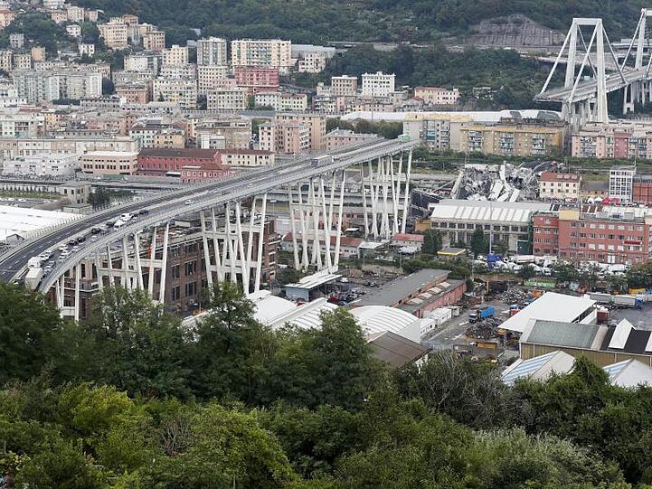 Autos auf der teilweise eingestürzten Autobahnbrücke Ponte Morandi in Genua.