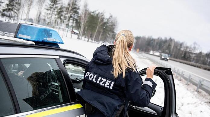 Eine Polizistin der Bayerischen Grenzpolizei an der A3 nahe der österreichischen Grenze.