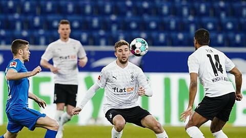 Hoffenheims Andrej Kramaric (l-r), Gladbachs Christoph Kramer und Alassane Plea kämpfen um den Ball.