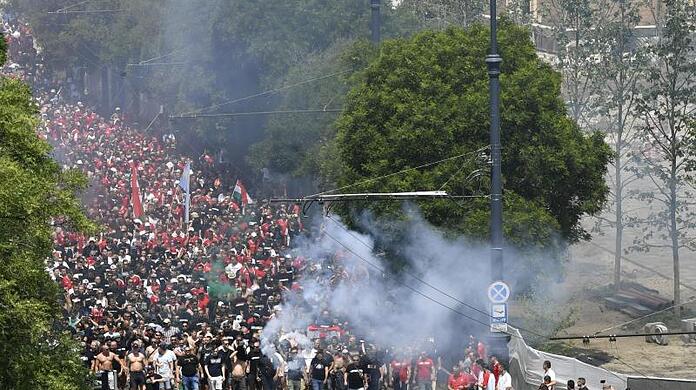 Tausende ungarische Fans marschieren vor dem Fußballspiel zur Puskas-Arena und zünden Böller und Rauchgranaten. Tausende ungarische Fans marschieren vor dem Fußballspiel zur Puskas-Arena und zünden Böller und Rauchgranaten.