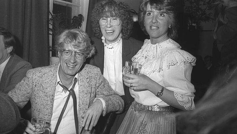 Toni Netzle mit ihrer Tochter Birgit (r.) und Showmaster Rudi Carrell 1983. Toni Netzle mit ihrer Tochter Birgit (r.) und Showmaster Rudi Carrell 1983.