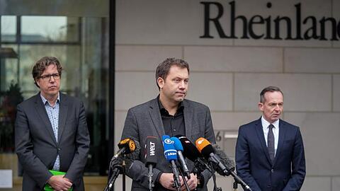 SPD-Generalsekretär Lars Klingbeil (M), Grünen-Bundesgeschäftsführer Michael Kellner (l) und FDP-Generalsekretär Volker Wissing geben am Rande der Koalitionsverhandlungen in Berlin ein Pressestatement ab.