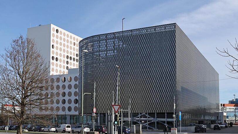 17.000 Kacheln verkleiden das neue Parkhaus an der Carl-Wery-Straße in Neuperlach. 17.000 Kacheln verkleiden das neue Parkhaus an der Carl-Wery-Straße in Neuperlach.