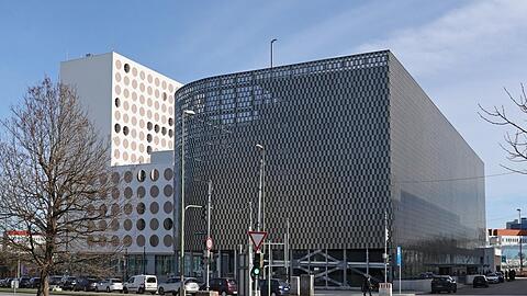 17.000 Kacheln verkleiden das neue Parkhaus an der Carl-Wery-Straße in Neuperlach.