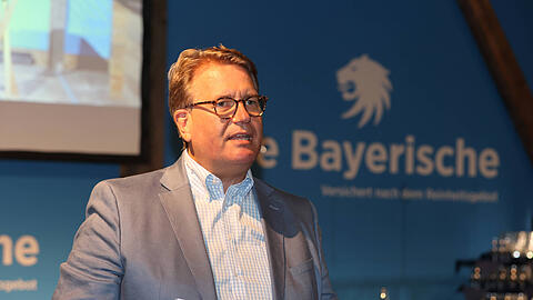 Vorstand Martin Gräfer vom 1860-Hauptsponsor "Die Bayerische".