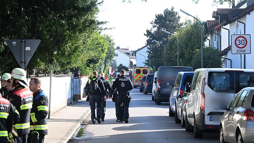 Mit einem Großaufgebot waren Rettungskräfte in der sonst eher ruhigen Wohngegend im Einsatz.