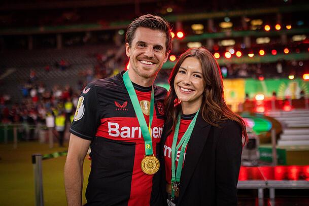 Profi-Kicker Jonas Hofmann (Bayer Leverkusen) und seine Frau Laura Hofmann, die im Rahmen der WM-Sendung "Breakfast Club" vor der Kamera stehen darf. Profi-Kicker Jonas Hofmann (Bayer Leverkusen) und seine Frau Laura Hofmann, die im Rahmen der WM-Sendung "Breakfast Club" vor der Kamera stehen darf.