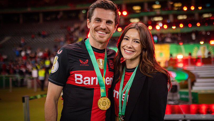 Profi-Kicker Jonas Hofmann (Bayer Leverkusen) und seine Frau Laura Hofmann, die im Rahmen der WM-Sendung "Breakfast Club" vor der Kamera stehen darf.