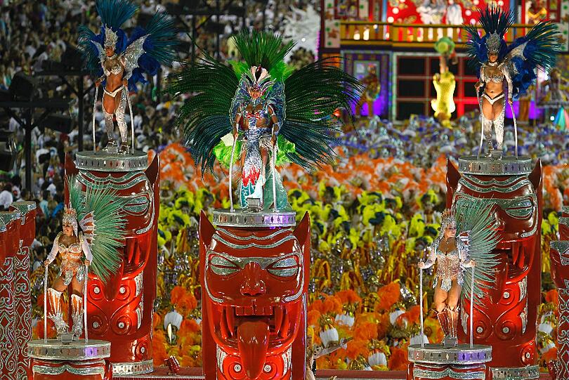 In der Stadt am Zuckerhut ist der "Carnaval 2012" auf seinem Höhepunkt: Zehntausende Tänzer, Tänzerinnen und Trommler zogen in der Nacht zum Dienstag erneut mit riesigen Motivwagen durch Rios Sambódromo an begeisterten Zuschauern vorbei - sehen Sie hier die Bilder...