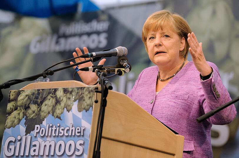 Oans, zwoa, gsuffa. Auf dem Gillamooser Volksfest pflegt Angela Merkel bayerische Gewohnheiten.