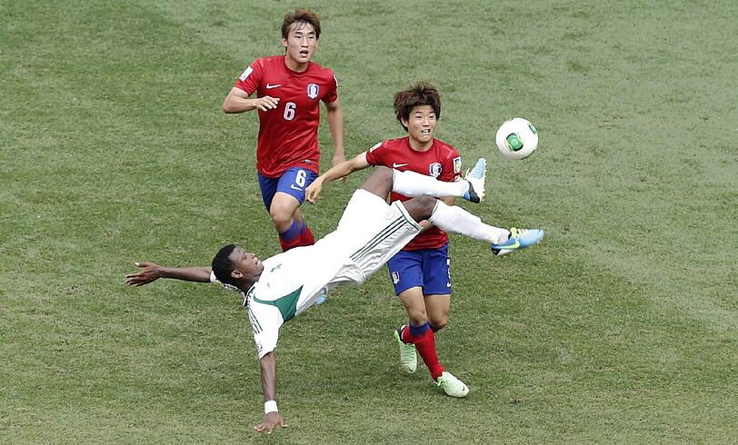 Kämpft um den Ball: Ryu Seungwoo (r.)