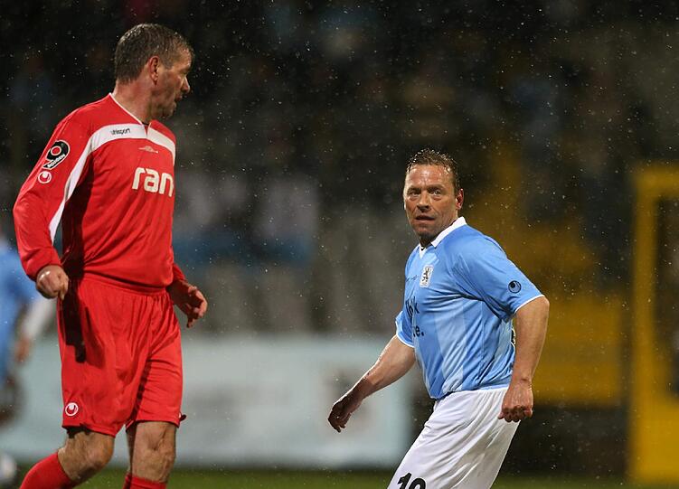 Thomas Häßler beim Olaf-Bodden-Benefizspiel am Ball gegen Löwen-Trainer Friedhelm Funkel.