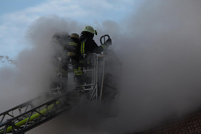 Brand in einer Lagerhalle in St. Wolfgang. Wir haben die Bilder...