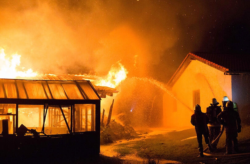 Die Bilder vom Feuerwehreinsatz beim Großbrand der Lagerhalle in Fridolfing.